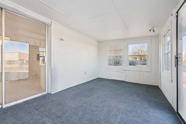 Building Photo - 3-Bedroom Home Near Dining, Shopping & Broadway Extension