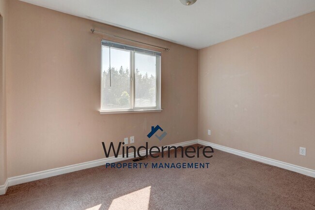Building Photo - 3 Bedroom/2 Bath with garage home (Pet Neg...