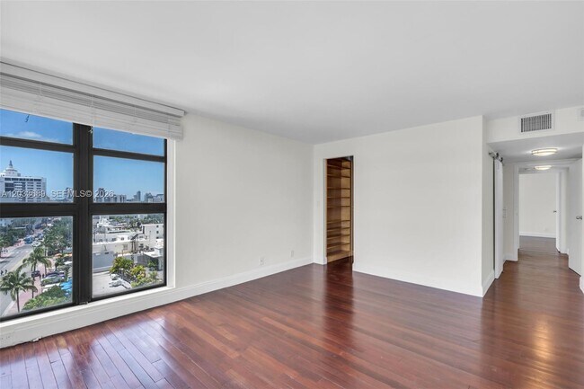 Building Photo - 1800 Collins Ave