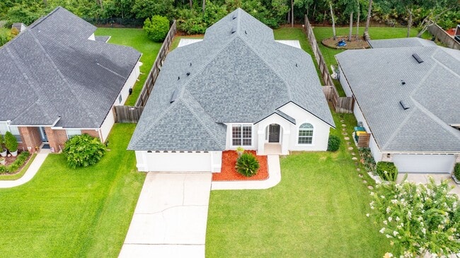 Building Photo - Stunning home in desirable neighborhood