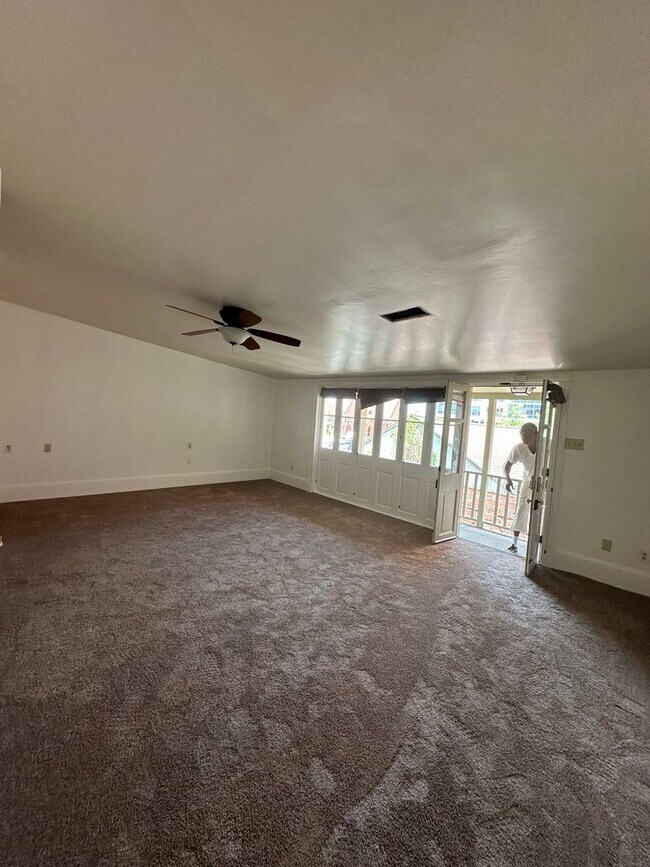 Building Photo - 3BR 2BA 3rd Street Downtown