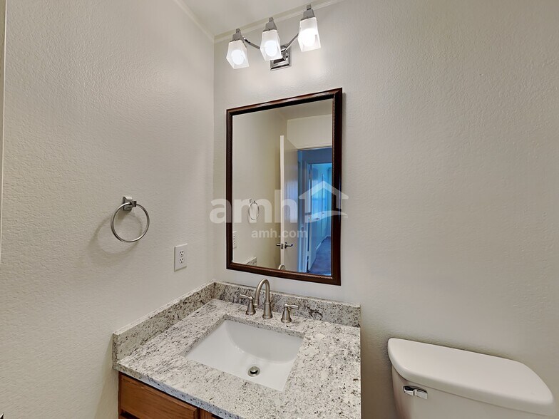 Building Photo - 9921 Thomas Jefferson Dr