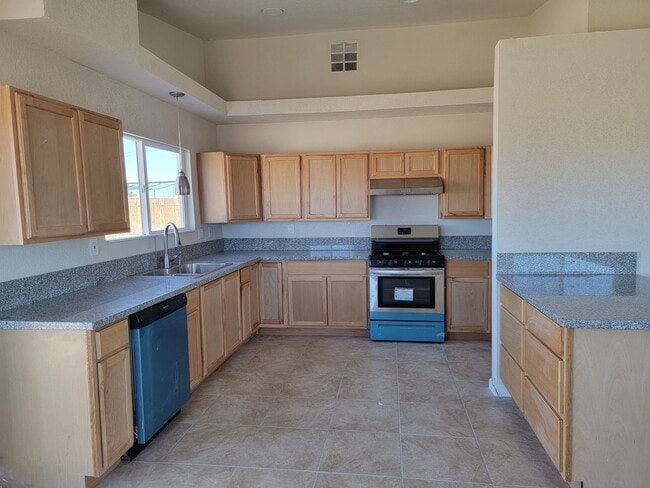 Building Photo - For Rent – 3 Bed / 2 Bath Single Family Ho...