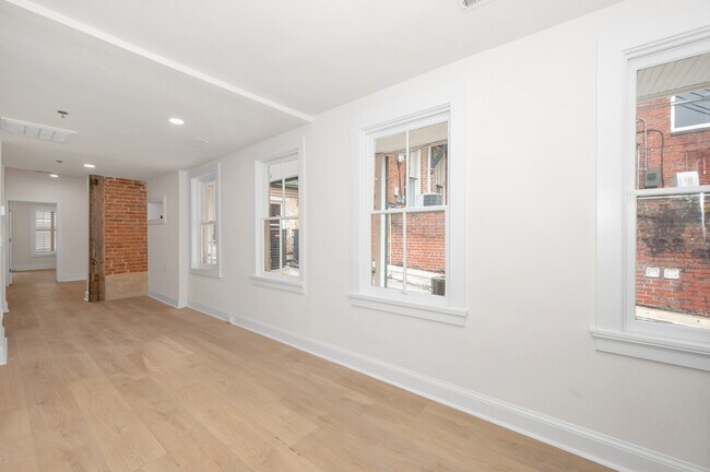 Building Photo - 112 N Market St