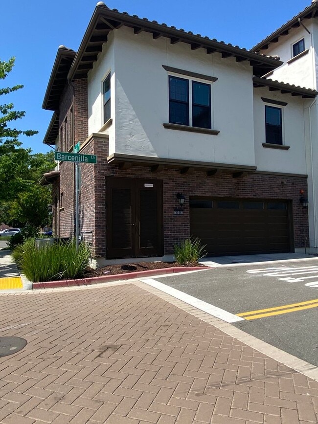 Building Photo - Pleasanton End Unit Andares Townhouse 3 BD...