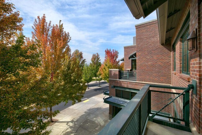 Building Photo - 706 SW Industrial Way