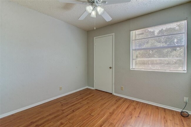 Building Photo - 400 Hedgewood Dr