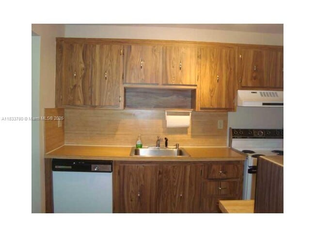 Building Photo - 200 Lakeview Dr