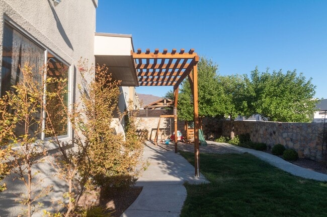 Building Photo - Stunning 4 bedroom, 2,5 bath home in West ...
