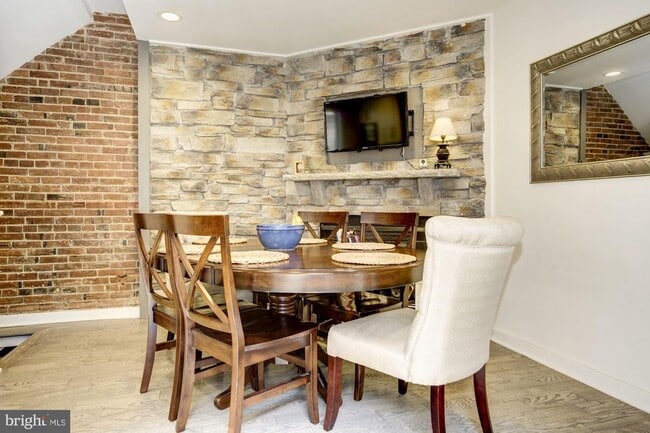 Building Photo - 430 Poplar St