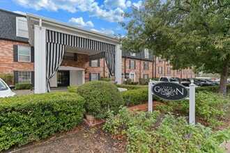 Building Photo - Chic 1-Bed Oasis with Pool & Walk-In Closets in Central San Antonio – $975/mo