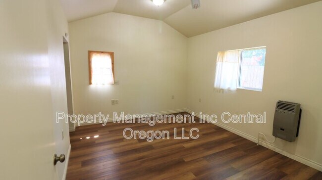 Building Photo - 524 NE Olney Ave