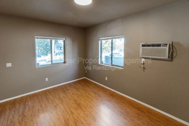 Building Photo - 1023 W Knox Ave