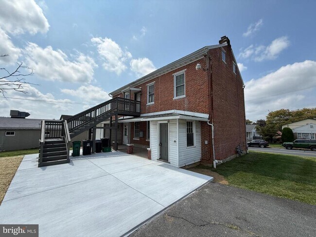Primary Photo - 1530 New Holland Rd