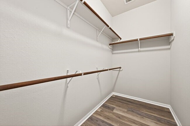 Building Photo - 2810 Meadowbrook Lane