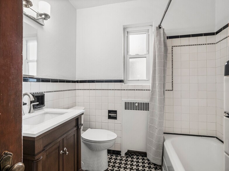 Building Photo - 433 Winterhill St