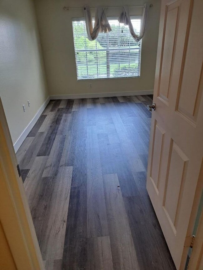 Building Photo - RESORT STYLE, GATED 1ST FLOOR CONDO LOCATE...