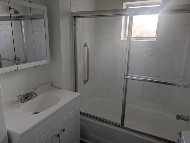 Building Photo - 712 Station Ave