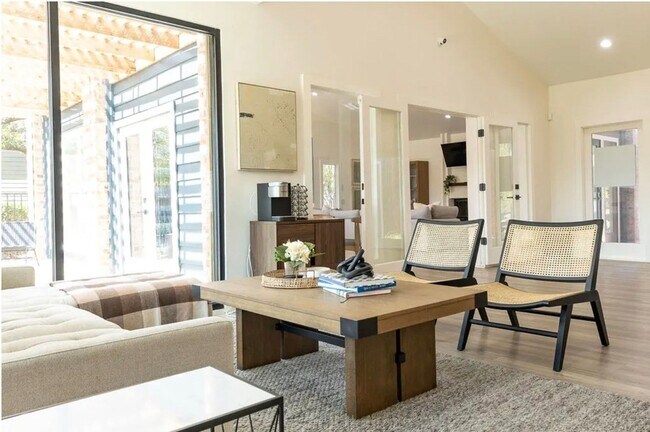 Building Photo - 2170 Thousand Oaks Dr