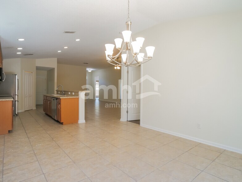 Building Photo - 224 E New England Dr