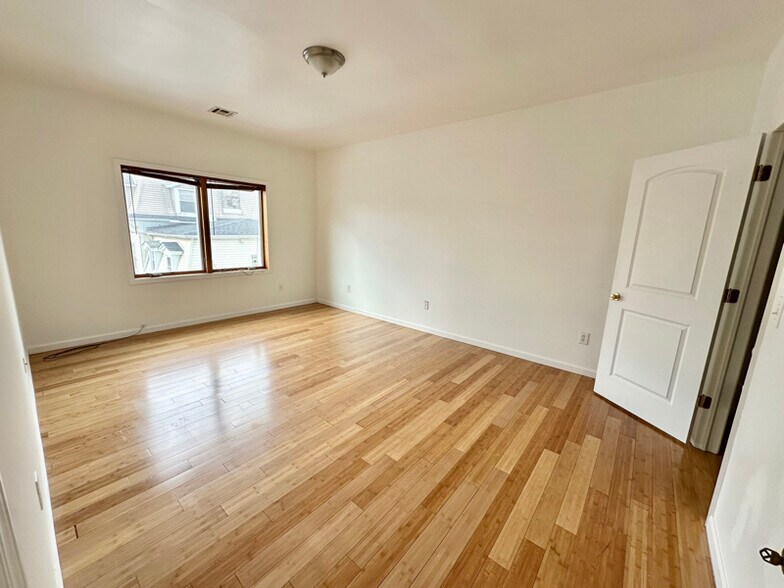 Building Photo - 41-43-43 Manufacturers Pl