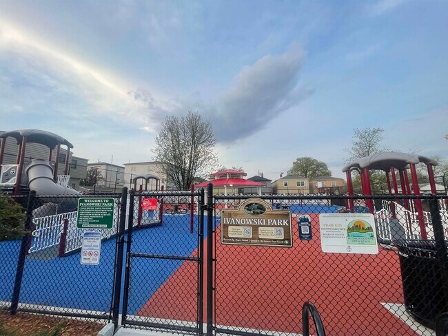 Building Photo - 171 Charles St