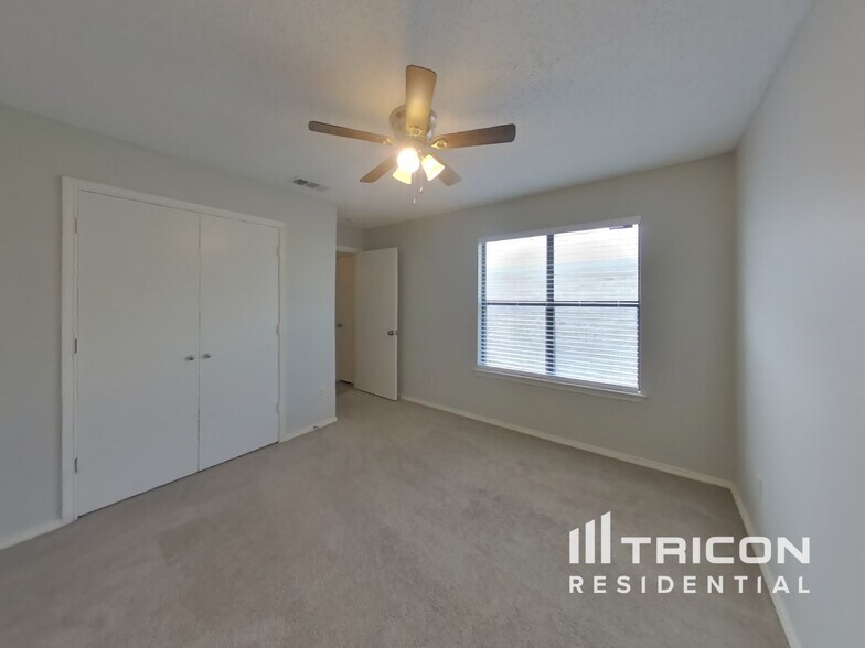 Building Photo - 1611 Sunset Village Dr