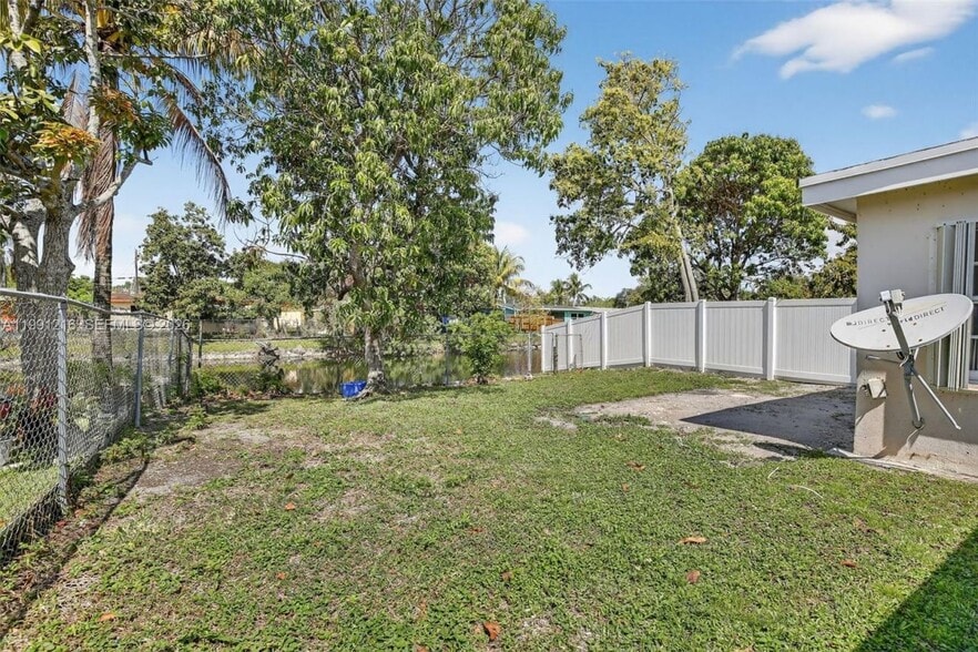 Building Photo - 2521 NW 72nd Ave