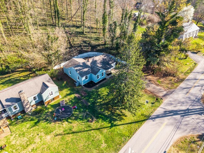 Building Photo - Knoxville 37920 - 3 bedroom 2 bath - call Tiana Winter 865-297-2451