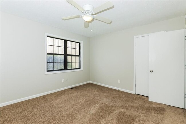 Building Photo - 2929 Pine Grove Dr