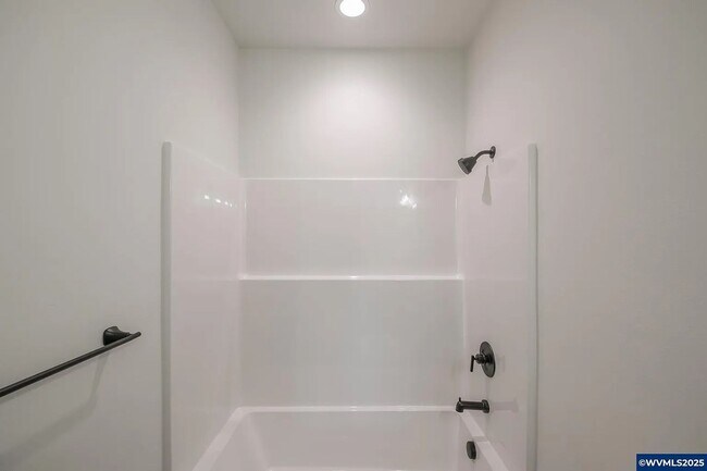 Building Photo - 4 Bedroom 2 Bath House