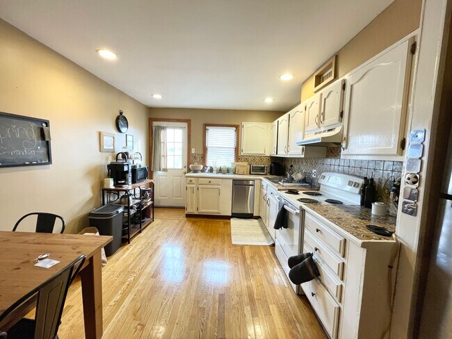 Primary Photo - 235 W 5th St