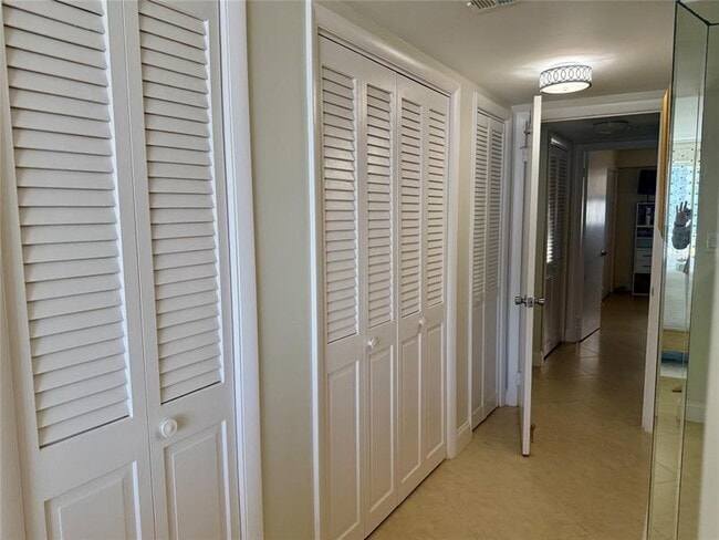 Building Photo - 4100 Galt Ocean Dr