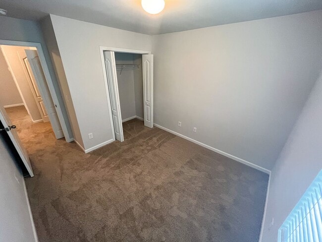 Building Photo - Beautiful 3 bedroom, 2 1/2 bathroom home i...