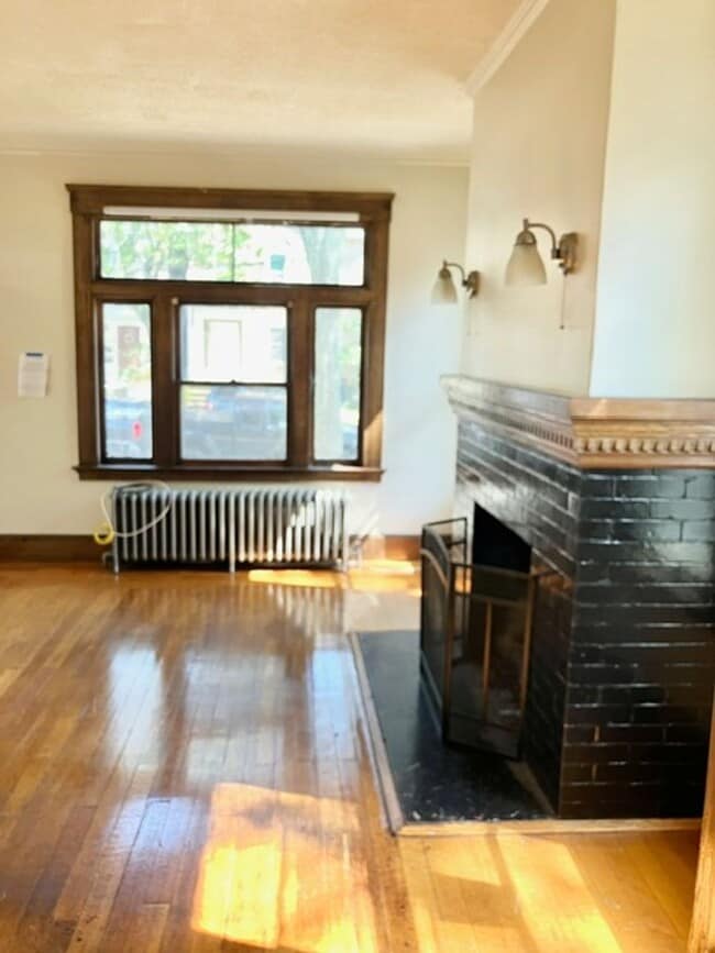 Building Photo - College Rental