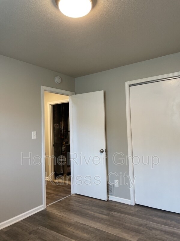 Building Photo - 418 N Prairie St