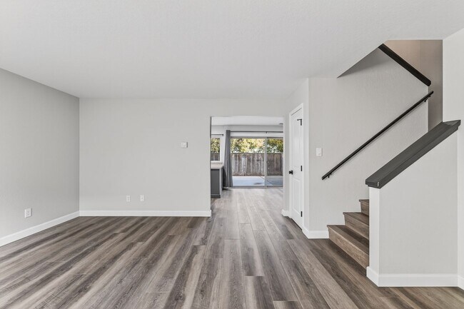 Building Photo - Charming 3-Bedroom Condo in Creekside Village – Prime Location!