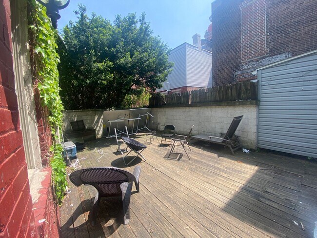 Building Photo - 4 Bedroom House in the Southside Flats!  Central Air. Washer and Dryer on Main Floor. Private Patio.