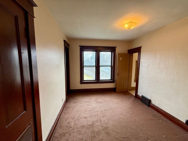 Building Photo - 909 S 6th Ave