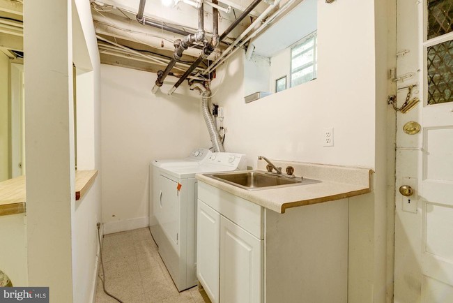 Building Photo - 3721 Windom Pl NW