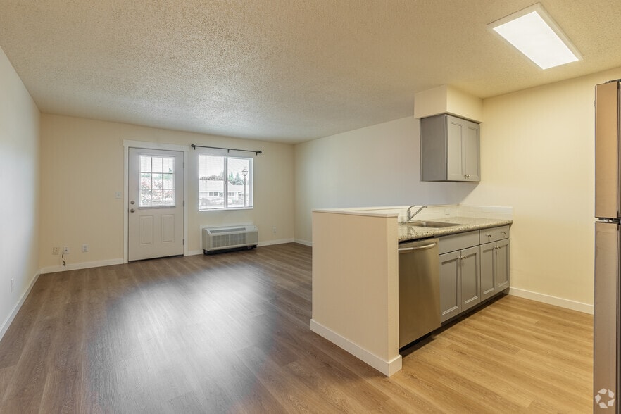 1BR, 1BA - 670SF - Kitchen - Colonial Village