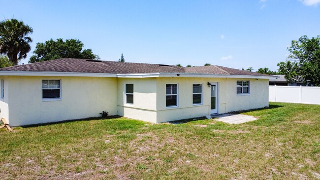 Building Photo - 3 Bedroom Home in Poinciana