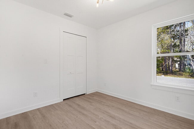 Building Photo - 988 W 9th St