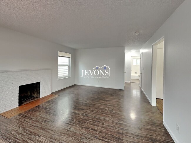 Building Photo - Charming 2-bedroom apartment just minutes from Pritchard Island Beach, with easy access to I-5