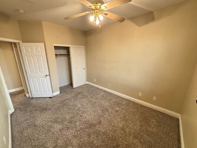 Building Photo - Modern 3Bed/3Bath Two Story Home located i...