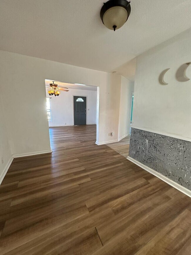 Building Photo - 16590 Gaskin St