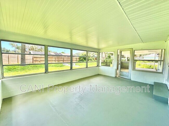 Building Photo - 2517 Royal Palm Dr