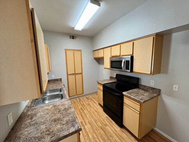 Building Photo - Silver Creek Condo- Three Bedroom Two Bath