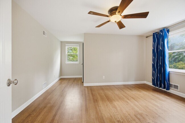 Building Photo - 10715 Clermont Ave