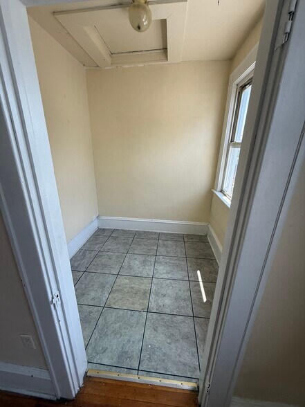 Building Photo - 914 W Lackawanna Ave